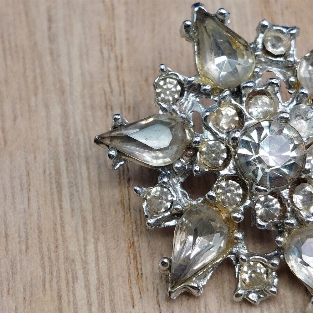 Brooch Pin Starburst Snowflake Design Clear Rhinestones Vintage Jewelry - Picture 2 of 4